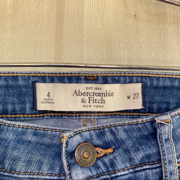 Abercrombie&Fitch size 4 boyfriend jeans distress - Picture 3 of 3
